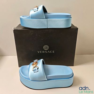 Sandales bleues « versa versa versa » avec logo doré sur le talon