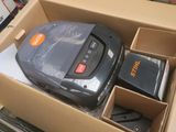 une boîte contenant un aspirateur et d'autres objets