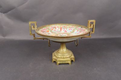 Coupe en bronze doré, formée d'une assiette en porcelaine de…