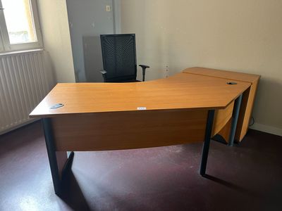 Bureau, fauteuil de burerau et caisson