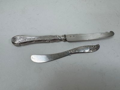 deux couteaux posés l'un à côté de l'autre sur une table