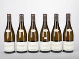 six bouteilles de vin alignées sur une table