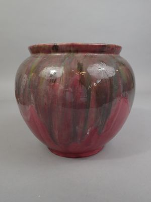 un vase posé sur une surface blanche