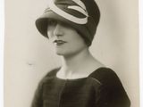 photographie en noir et blanc d'une femme portant un chapeau et une robe
