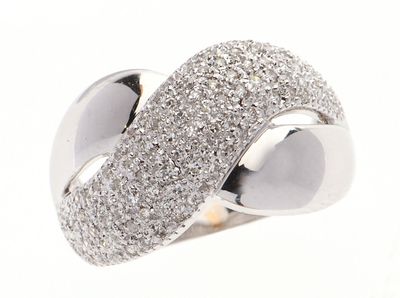 BAGUE ruban enlacé en or jaune 750 °/°° rhodié ornée d'un pa…