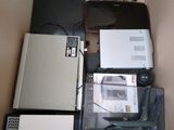 beaucoup de matériel électronique dans une boîte posée par terre