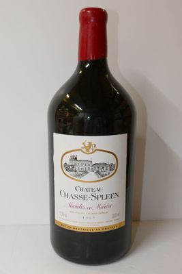 une bouteille de vin posée sur une table
