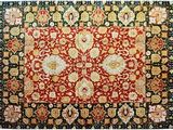 un gros plan d'un tapis rouge et vert sur fond blanc
