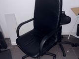 une chaise de bureau noire dans un coin de la pièce
