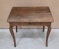 Petite table de salon à un tiroir, pieds cambrés (photo 4)
