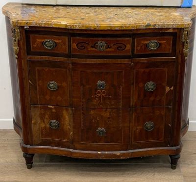 une commode avec un plateau en marbre dans une pièce