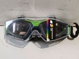 une paire de lunettes de protection posée sur une table