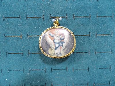 une photo d'une photo représentant un chat sur un collier