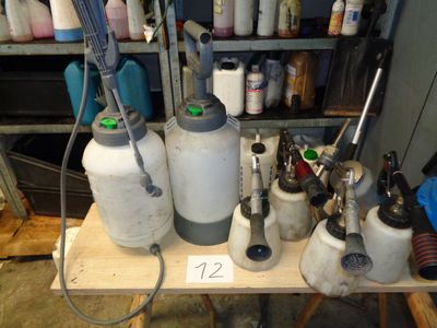 de nombreux pots de peinture et d'autres objets posés sur une table