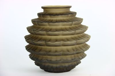 un vase posé sur une surface blanche