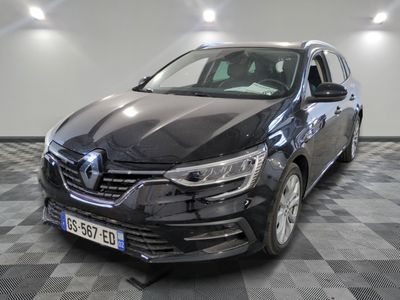 la voiture noire est garée sur un sol en damier dans le garage