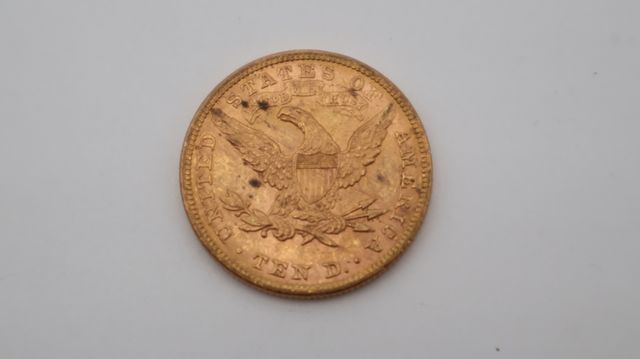 Une pièce de monnaie en or à valeur faciale de dix dollars USA Li...