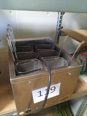 une photo d'une friteuse posée sur une étagère
