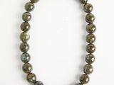 gros plan d'un collier sur une surface blanche