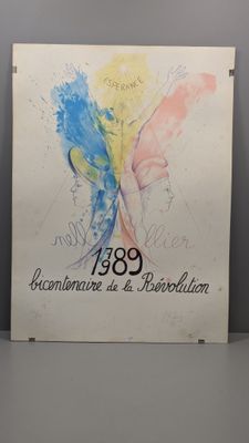 une photo d'une affiche accrochée au mur, sur laquelle figure le portrait d'une femme