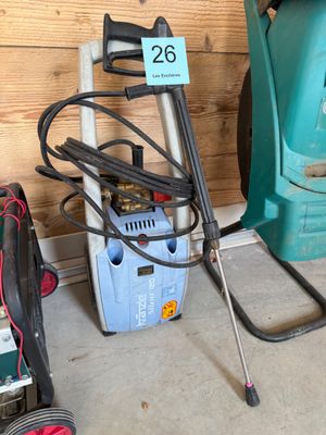 une photo montrant un compresseur et un aspirateur dans un garage