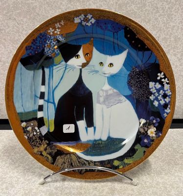 une assiette sur laquelle est représentée une image de deux chats