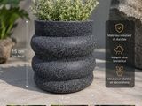 un gros plan d'une jardinière contenant des plantes