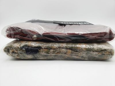 deux sacs de nourriture posés l'un sur l'autre sur une surface blanche