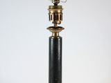 une image représentant une lampe noire surmontée d'une ampoule