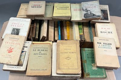 beaucoup de vieux livres posés ensemble sur une table