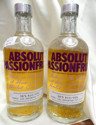deux bouteilles de vodka Abssonfr posées l'une à côté de l'autre