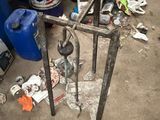 une photo d'une table sur laquelle sont posés des outils, dans un garage