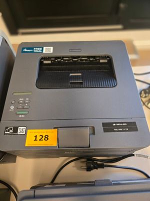 une imprimante posée sur un bureau à côté d'une imprimante