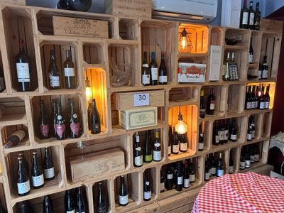 de nombreuses bouteilles de vin sur les étagères de la pièce