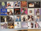 de nombreuses affiches de musique accrochées au mur d'une pièce