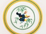 une assiette sur laquelle est représenté un oiseau, sur un fond blanc