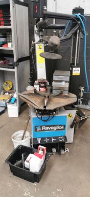 une machine qui se trouve dans un garage