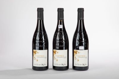 trois bouteilles de vin posées sur une surface blanche