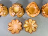 cinq pièces de poterie posées les unes à côté des autres sur une table