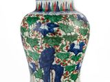 un vase bleu et blanc posé sur une surface blanche