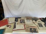 de nombreux livres posés sur une table devant un fond blanc