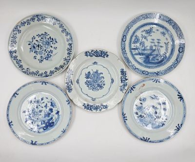 six assiettes bleues et blanches ornées de fleurs bleues sur fond blanc