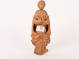 figurine représentant une femme tenant une pancarte sur laquelle on peut lire « moins »