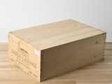 une boîte en bois posée sur une table en bois