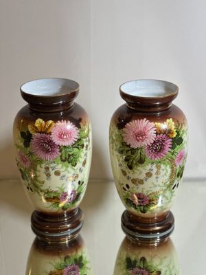 two vases that are sitting on a table