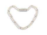 un collier de perles de culture et de diamants