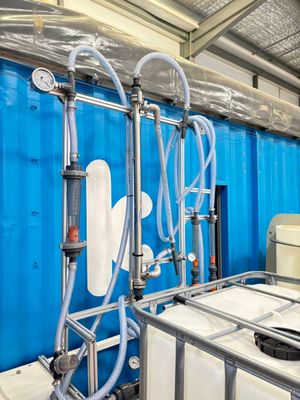 une pièce où se trouvent de nombreux tuyaux et récipients