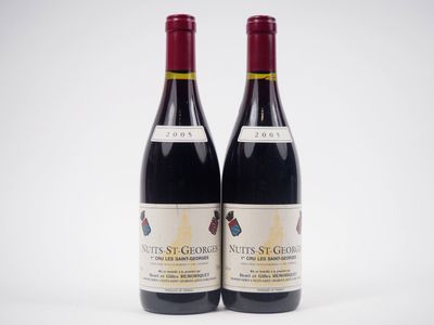 deux bouteilles de vin rouge posées l'une à côté de l'autre sur une surface blanche