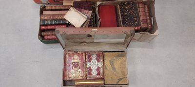 une petite valise ouverte contenant de nombreux livres