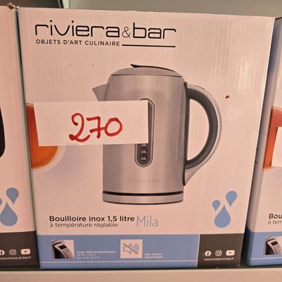 trois cartons de bouilloires électriques sur une étagère dans un magasin